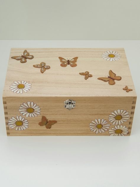 Wooden memory box decorated with butterflies and daisies Hand Painted Wooden Box Design, Decorated Wooden Boxes, Diy Wooden Box Ideas, Wooden Memory Box Ideas Diy, Wooden Crate Painting Ideas, Wooden Box Painting Ideas Easy, Painted Box Ideas Simple, Memory Box Ideas Diy Paint, Painted Box Ideas