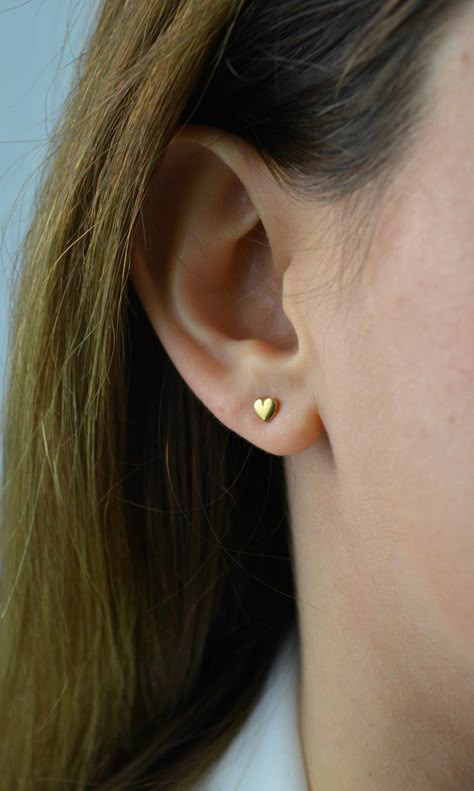 Cute Stud Earrings Gold, Gold Earrings Small Simple, Small Gold Stud Earrings, Small Gold Earrings Studs Simple, Gold Small Earrings Designs, Earring Studs Gold, Small Gold Earrings Studs, Gold Earrings Designs Simple, Small Gold Earrings Designs