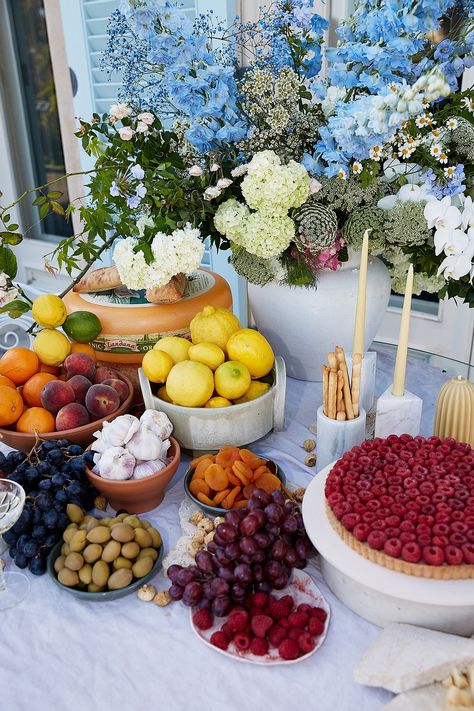 An Italian Countryside Inspired Editorial Italian Garden Party Food, Italian Summer Engagement Party, Italian Summer Dinner Party Aesthetic, Italian Summer Birthday Party, Summer Italian Recipes, Italian Florals, Italian Dinner Party Aesthetic, Italian Summer Party, Mama Mia Wedding