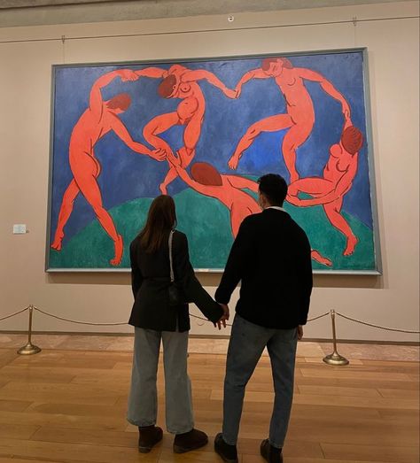 Artistic Couple Aesthetic, Museum Photo Ideas Couple, Art Museum Date Aesthetic, Art Dates Aesthetic, Couple Museum Date, Art Gallery Couple, Esfp Aesthetic, Museum Date Aesthetic, Museum Couple