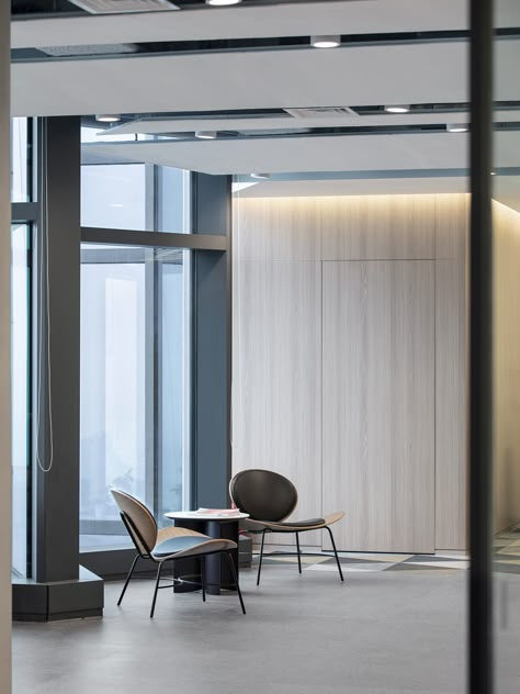 Office Lounge Area, Black And White Office, Modern Office Interiors, Blue Ceilings, Lobby Lounge, Showroom Display, Showroom Interior Design, Office Lounge, Office Layout