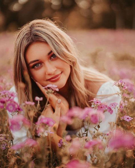 Posing In Flower Field, Cute Poses In Flower Field, Photoshoot Ideas In A Field, Flower Photoshoot Senior Pics, Forest Preserve Photoshoot, Senior Pictures In Flower Fields, Unique Senior Pictures Inspiration, Wild Flowers Senior Photos, Flower Garden Pictures With People