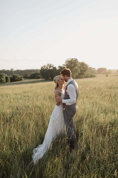 Field Elopement Photos, Bride And Groom Field Photos, Wedding Pictures In A Field, Field Elopement Ceremony, Bride And Groom Portraits Outdoor, Pasture Wedding Photos, Landscape Wedding Photos, Farm Wedding Poses, Wedding Photography Nature