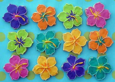 Luau Hibiscus Cookies...I could scream at these!!! Luau Cookies, Hawaiian Cookies, Flower Sugar Cookies, Beach Cookies, Surf Party, Fiesta Tropical, Luau Theme, Summer Cookies, Luau Birthday