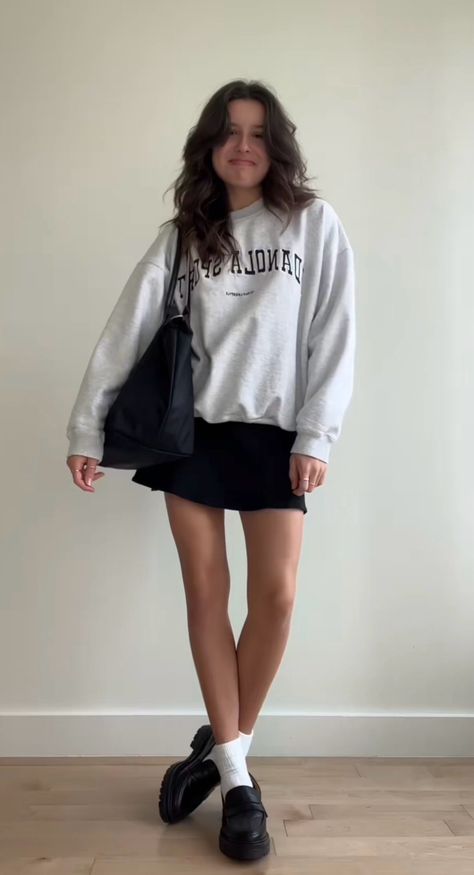 Crewneck Mini Skirt Outfits, Casual Plaid Skirt Outfit, Sweatshirt Mini Skirt Outfit, Crewneck Skirt Outfits, Short Skirt Winter Outfit, Crewneck And Skirt Outfit, Skirt And Crewneck Outfit, Black Mini Skirt Outfit Casual, Black Tennis Skirt Outfits