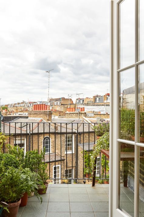 Inside a Warm and Welcoming London Maisonette | Architectural Digest London Flat Interior, London Apartment Interior, London House Interior, Open Plan Apartment, Aesthetic Apartment, London Living, Italian Floor Lamp, Stucco Homes, Paris Home