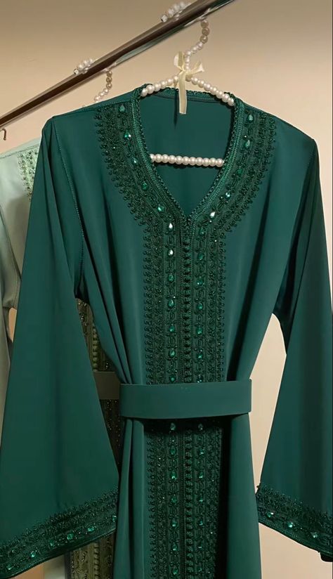 Moroccan Caftan Simple, Outfit Soiree, Moroccan Outfit, Caftan Simple, Morrocan Fashion, Moroccan Kaftan Dress, Desi Dress, Moroccan Clothing, Moroccan Fashion