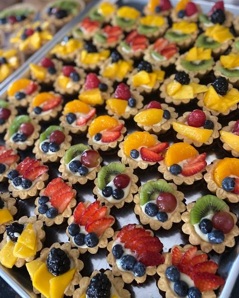 Fruit Tart Wedding Cake, Fruits Tart, Wedding Fruit, Mini Fruit Tarts, Fruit Pastries, Fruit Displays, Wedding Dessert Table, Dress Colors, Wedding Cups