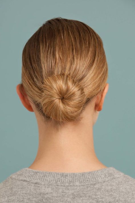 The ballerina bun is a chic updo hairstyle that's not just for dancers! Check out how to nail this look in our detailed hair tutorial. Ballerina Hairstyles, Tutorial Chignon, Quick Bun Hairstyles, Ballerina Hair, Ballet Hairstyles, Ballet Bun, Ballerina Bun, Super Easy Hairstyles, Low Bun Hairstyles