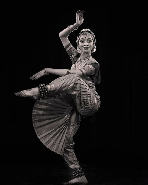 Shreema Upadhyaya в Instagram: «reposting one of my favourite photographs by @simhasphotography uncle in black and white, because I simply couldn't not 🖤 . . . . #tb…» Shreema Upadhyaya, Bharatnatyam Dance, Bharatanatyam Dancer, Indian Classical Dancer, Bharatanatyam Poses, Kathak Dance, Dance Of India, Buddhist Art Drawing, Dancer Poses