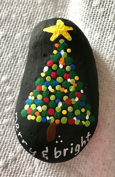 Painting Rocks Christmas, Christmas Rock Art Ideas, Rock Art Christmas, Xmas Rock Painting Ideas, Christmas Painted Rocks Ideas Easy, Rock Painting Christmas Ideas, Christmas Rocks Painting Ideas, Easy Christmas Painted Rocks, Rock Painting Ideas Christmas