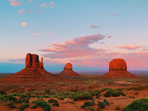 Natural skyline shapes of Monument Valley during sunset | Courtesy of snuoqq (Reddit) Arizona Aesthetic, Monument Valley Arizona, Desert Places, Arizona Landscape, Western Landscape, National Parks Usa, Arizona Travel, Sunset Wallpaper, Pretty Places