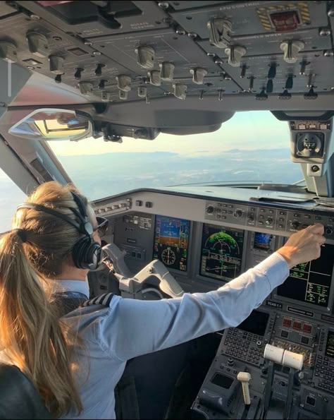 Female Pilot Aesthetic Airplane, Pilot Aesthetic Airplane, Female Pilot Aesthetic, Aesthetic Airplane Wallpaper, Pilot Dream, Pilot Aesthetic, Aesthetic Airplane, Job Dream, Pilot Career