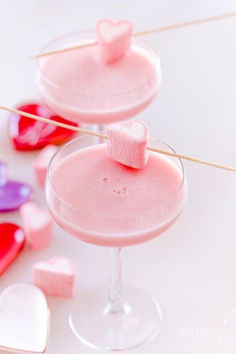 Aperitif, Pink Rum Cocktails, Cocktail Night Ideas, Pink Cocktails Recipes, Valentines Cocktails Drink Recipes, Pina Colada Cocktail, Cocktails Vodka, Cocktail Pink, Valentine Drinks