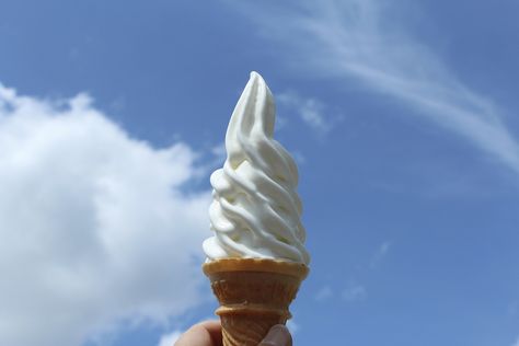 Copycat Dairy Queen Soft Serve Recipe - Recipes.net Dairy Queen Soft Serve Recipe, Soft Serve Recipe, Soft Serve Ice Cream Recipes, Breakfast Cocktails, Gelato Ice Cream, Ice Cream At Home, Frozen Custard, Dairy Queen, Soft Serve Ice Cream