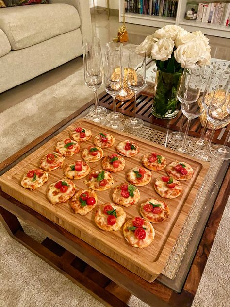 Delicious mini pizza Mini Pizza Wedding, Mini Pizza Aesthetic, Fancy Pizza Party, Pizza Board Ideas, Bufette Ideas, Party Food Pizza, Mini Pizza Appetizers, Pizza Dinner Party, Savoury Party Food