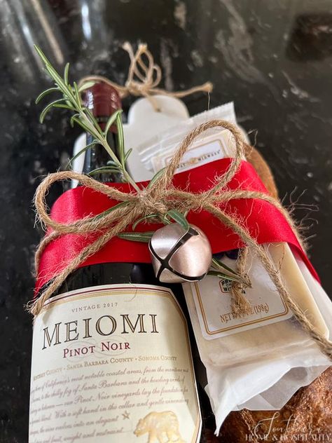 Creative ways to up your hostess gift game from just the ho-hum bottle of wine! Christmas Wine Gift Ideas, Christmas Party Hostess Gifts, Wine Gift Box Ideas, Wine Hostess Gift, Diy Hostess Gifts, Holiday Wine Gift, Gift Card Presentation, Mistletoe And Wine, Christmas Hostess Gifts