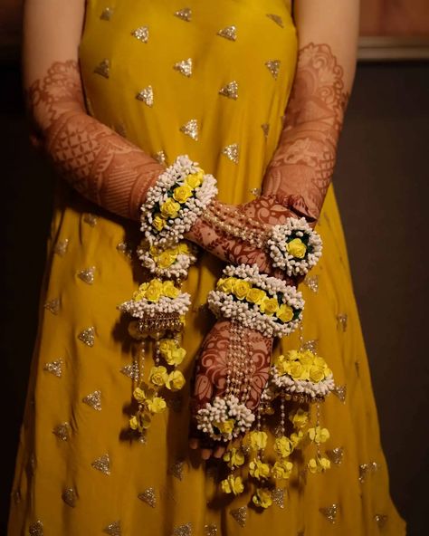 Customize Your Bridal Kaleeres From These Brands - ShaadiWish Floral Kalire, Haldi Ceremony Decorations, Flower Jewellery For Haldi, Flower Jewellery For Mehndi, Fresh Flower Jewelry, Haldi Ceremony Outfit, Desi Jewelry, Flower Jewelry Designs, Wedding Flower Jewelry