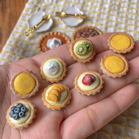 Mini Fruit Tarts, Crea Fimo, Miniture Food, Fruit Tarts, Clay Magnets, Air Dry Clay Projects, Tanah Liat, Clay Diy Projects, Clay Crafts Air Dry