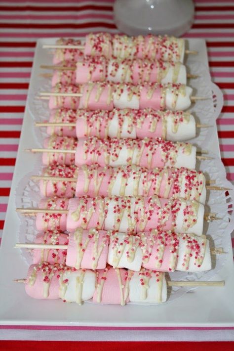 Real Events - Vintage Strawberry Shortcake Party. Marshmallow kebabs: Marshmallow Kabobs, Tårta Design, Strawberry Shortcake Birthday, Lalaloopsy Party, Strawberry Shortcake Party, Idee Babyshower, Shower Desserts, Strawberry Party, Barbie Birthday Party