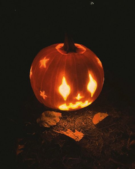 jack-o’-lantern season 🎃 look how cute my little guy is Jack I Lantern Ideas, Classic Jack O Lantern, Jack O Lantern Ideas, Cute Jack O Lantern, Pumpkin Inspo, Cute Pumpkin Carving, Pumpkin Carving Designs, Lantern Designs, Jack O Lantern Faces