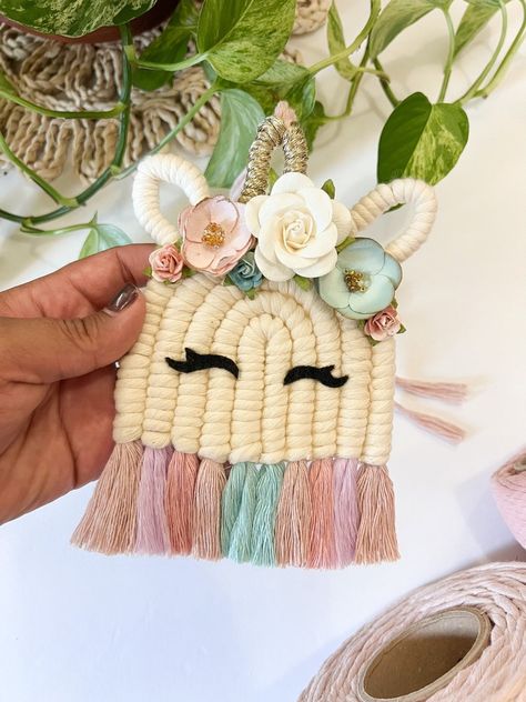 Macrame Unicorn, Macrame Wall Hanging Ideas, Macrame Baby, Makramee Diy, Rainbow Macrame, Fall Crafts Diy, Macrame Projects, Crochet Art, Rainbow Flowers