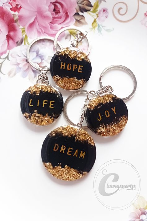 HOW TO MAKE RESIN KEYCHAINS? Aesthetic Souvenir Ideas, Resin Circle Keychain, Resin Easy Ideas, Resin Art Quotes, Resin Art Design Ideas, Unique Resin Keychain Ideas, Resin Crafts Keychain, Diy Resin Projects For Beginners, Round Resin Keychain Ideas