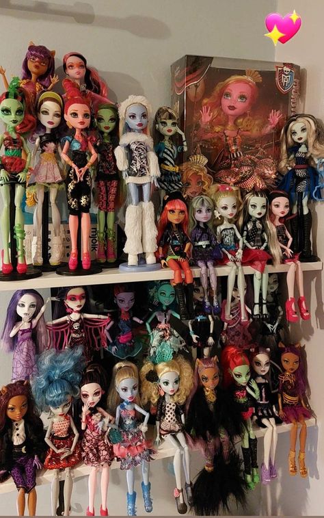 Gen 3 Monster High Dolls, Gen 1 Monster High, Original Monster High Dolls, Og Monster High Dolls, Old Monster High Dolls, Monster High Dolls Collection, Monster High Display, Monster High Dolls Original, Monster High Room Decor