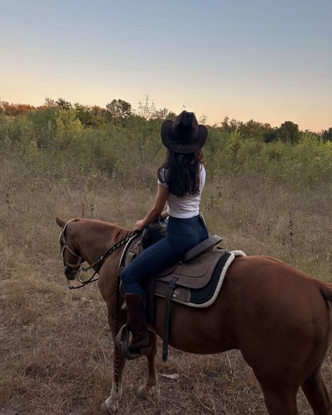 Coastal cowgirl, horse riding, country, cowgirl vibes Summer Hamilton, Country Girl Aesthetic, Le Rosey, Trajes Country, Horse Riding Aesthetic, Foto Cowgirl, Horseback Riding Outfits, Equestrian Aesthetic, Cowboy Aesthetic