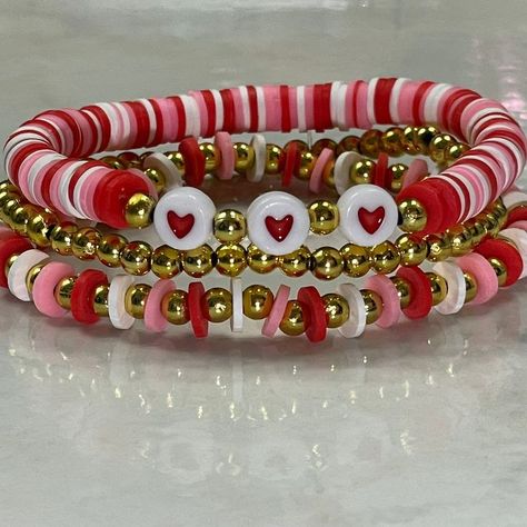 Heart Clay Bead Bracelet, Red And Pink Clay Bead Bracelets, Valentines Bracelets Ideas, Valentine’s Bracelets, Valentine Clay Bracelets, Valentine Beaded Bracelets Diy, Valentines Beaded Bracelet Ideas, Valentines Seed Bead Bracelets, Valentine Bracelets Beads