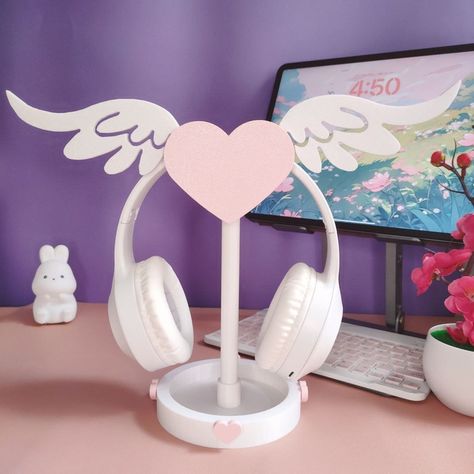 Headphone Holder Diy, Diy Headphone Stand, Aesthetic Desk Decor, Kawaii Games, Gamer Setup, Aesthetic Desk, Headphone Stand, Headphone Holder, Pink Stuff