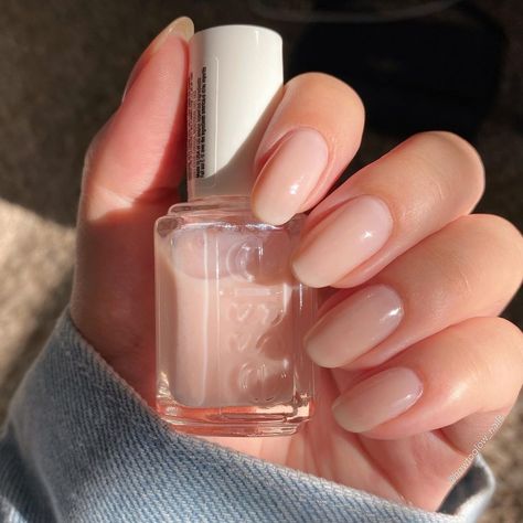 Essie Nude Colors, Essie Nude Nail Polish, Nude Nail Paint, Nails Trends Spring, Short Square Spring Nails, Spring Nails Dark, Spring Nails Short, Essie Mademoiselle, Vanessa Nails