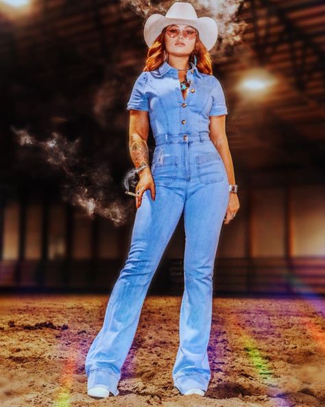 Western Outfits Women Jumpsuit, Jean Jumpsuit Western Outfit, Denim Jumpsuit Family Photos, Western Denim Jumpsuit, Western Denim Jumpsuit Outfit, Denim Western Outfits Women, Rodeo Outfit Jeans, Wide Leg Denim Jumpsuit, Western Jumpsuit Outfit