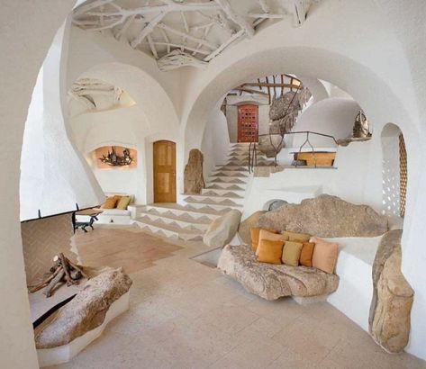 The Rhythmic Spaces of Savin Couëlle | DailyArt Magazine Cob House Interior, Cob House Plans, Earth Bag Homes, Earthship Home, Natural Homes, Adobe House, Cave House, Unusual Homes, Cob House