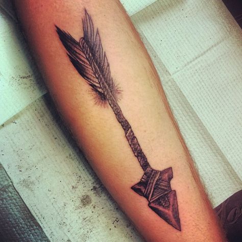 i love this look good on the forearm Angel Tatoos, Native American Arrow Tattoo, Indian Arrow Tattoo, Arrow Head Tattoos, Native Arrow, Arrow Tattoo Ideas, Native American Arrow, Arrow Forearm Tattoo, Indian Arrow