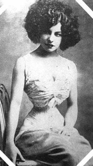 Emilie Marie Bouchaud (born May 14, 1874; died 1939) Also goes by the name Polaire. Reportedly, she had a waist circumference of 14 inches.A comedic actress, Polaire became one of the major celebrities of her day and later, as cinema developed, appeared in several films. Mr Pearl, Smallest Waist, Wasp Waist, Hourglass Waist, Broken Ribs, Gibson Girl, Lace Tights, Vintage Corset, Waist Training Corset