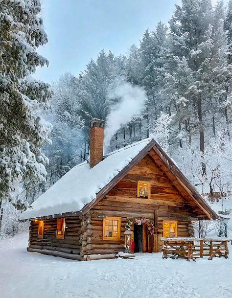 Cabins In The Snow, Cabin In The Woods Snow, Snowed In Cabin, Log Cabin Snow, Alaska Cabin, Snowy Cabin In The Woods Winter Scenes, Mountain House Decor, Building A Small House, How To Build A Log Cabin