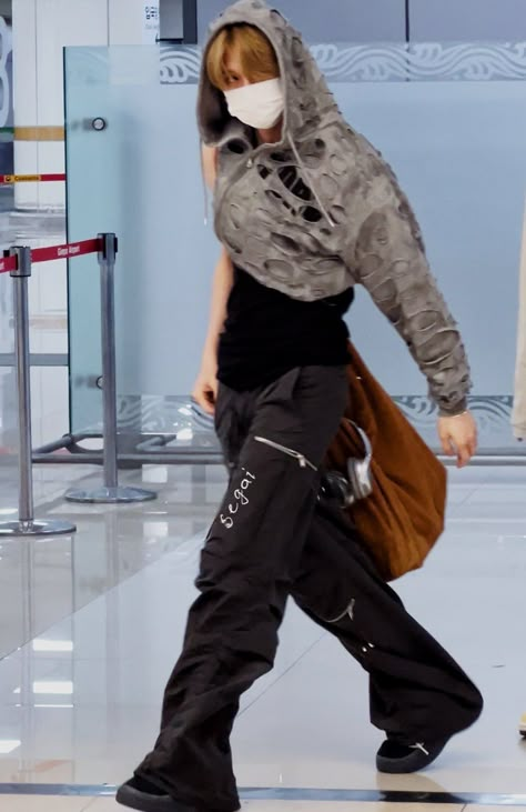 Yeonjun Airport Fashion, Yeonjun Outfits, Yeonjun Airport, Yeonjun Fashion, Kpop Dance Practice Outfits, Street Ballet, Korean Street Fashion Men, Dance Outfits Practice, Kpop Fits