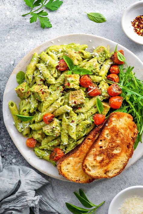 The Best Creamy Avocado Pasta Recipe | Bright, delicious and creamy pasta with avocado sauce is easy to make in just 20 minutes with or without chicken, and is delicious to serve warm or cold. Any way you enjoy it, this hearty and healthy recipe is sure to satisfy! - Cubes N Juliennes Healthy Avocado Dinner Recipes, Healthy Dinner With Avocado, Avocado Cream Sauce Pasta, Pasta Avocado Sauce, Avocado Salad Recipes Easy, Food To Make With Avocado, Avocado Dinner Recipes, Avo Pasta, Pasta With Avocado Sauce