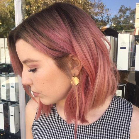 Rose Gold Hair Hair by Jaylen Zanelli @jaylenzanelli on Instagram jaylenzanelli.com Rose Gold Hair Shades, Rose Blonde, Balayage Short, Short Ombre Hair, Brown Ombre Hair, Peinados Fáciles Para Cabello Corto, Short Hair Balayage, Balayage Brunette, Hair Shades