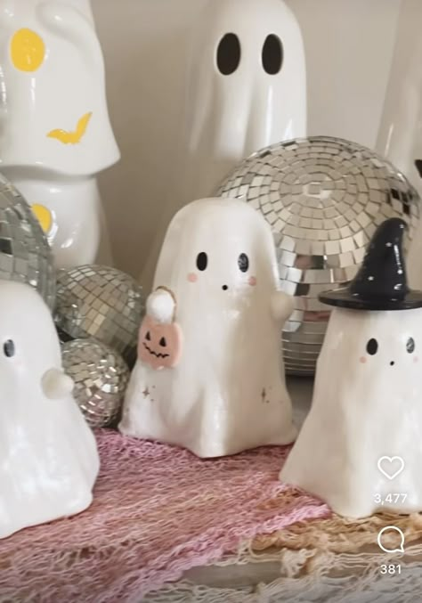 Ceramic Ghost Pottery, Ceramic Ghosts, Ghost Ceramic, Fall Apartment, Ideas Ceramica, Ceramic Halloween, Color Me Mine, Pastel Halloween, Diy Air Dry Clay