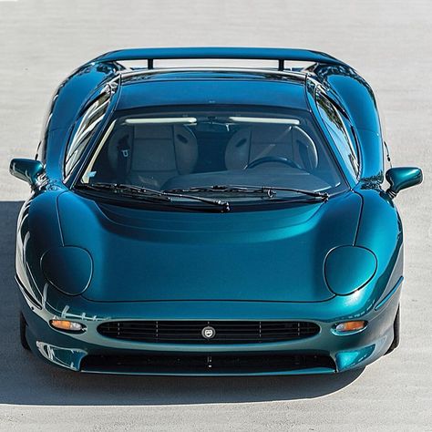 Xj220 Jaguar, Jaguar Xj40, Jaguar Sport, Jaguar Xj220, Jaguar Cars, Dream Car Garage, Classic Race Cars, Cars Racing, Aesthetic Car