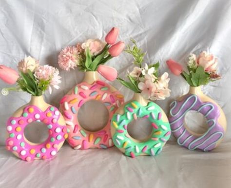 Doughnut Vase, Donut Decor, Vase Cute, Diy Hobbies, Art Grouping, Donut Vase, Easy Clay Sculptures, Showroom Ideas, Donut Art