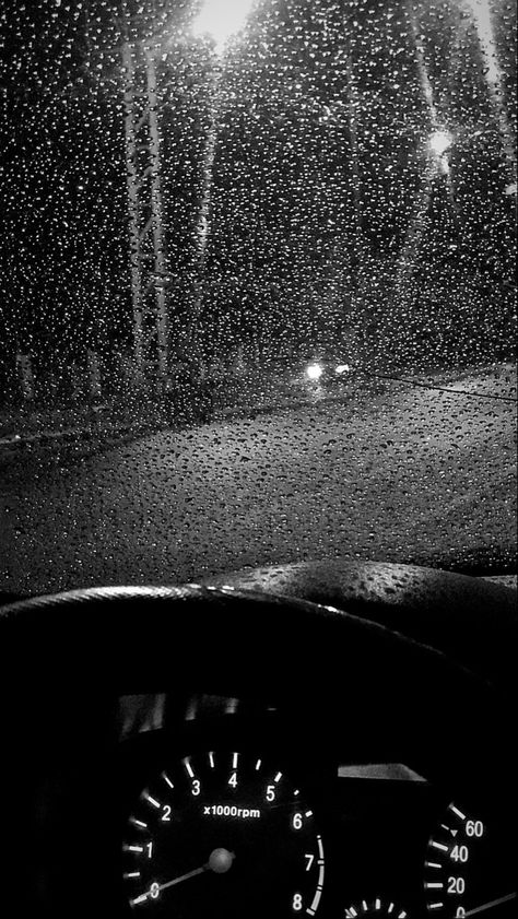 Drizzling rain on windshield Rain Walpepar, Drizzle Aesthetic Rain, Night Rain Aesthetic, Drizzle Rain, Boston Wallpaper, Blessed Wallpaper, Drizzling Rain, Weather Wallpaper, Weather Widget