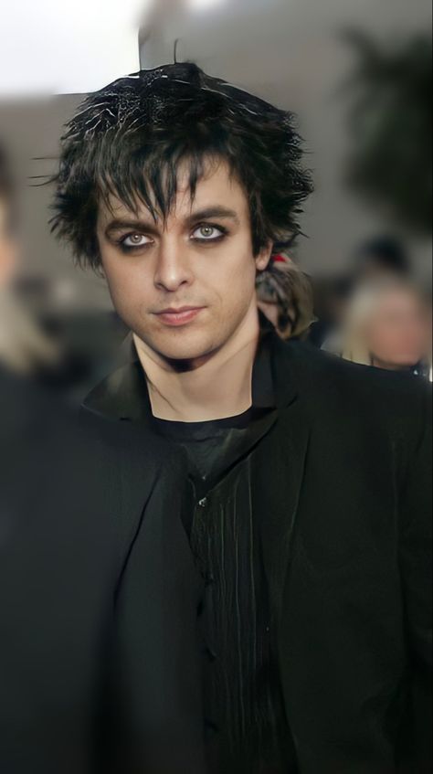 Punk Rock Makeup Men, 2000s Punk Rock Makeup, Billie Joe Eyeliner, Emo Eyeliner Men, Green Day Makeup, Billie Joe Armstrong Eyeliner, Punk Rock Concert Makeup, Guyliner 2000s, Male Emo Makeup