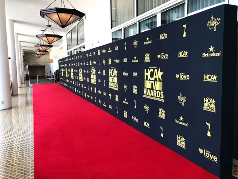 Award Ceremony Backdrop, Backdrop Red Carpet, Red Carpet Entrance Events, Award Decoration Ideas, Gala Entrance Ideas, Awards Night Decorations, Red Carpet Backdrop Design, Grammy Awards Party Ideas, Event Photo Wall