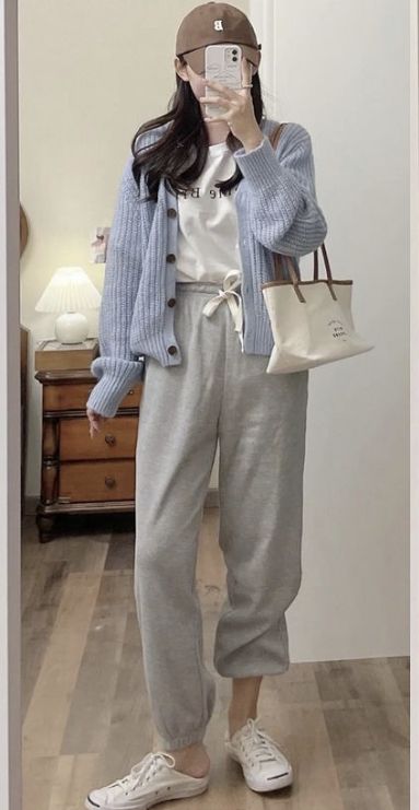 Cardigan Sweatpants Outfit, Cardigan And Sweatpants Outfit, Cute Sweatpants Outfit Winter, Dressy Sweatpants Outfit, Sweater And Sweatpants Outfits, Cardigan And Sweatpants, Korean Fashion Cardigan, Sweatpants Outfits Winter, Dressy Sweatpants