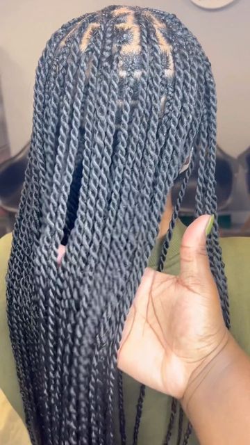 Small Twist Braids Hairstyles Senegalese, Long Senegalese Twist Medium, Singles Twist Braids, Black Singlese Twist, Single Lease Twist Braids, Senegalese Twist Braids Medium Length, Senegalese Twist Hairstyles Medium Long, Knotless Braids Twists, Knotless Twists Medium