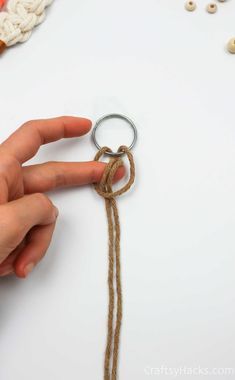 If you are wanting to upgrade your accessories on a low budget look no further than this adorable and easy DIY macrame keychain craft. Try this cool DIY macrame craft and enjoy having more stylish DIY accessories. Boho Keychain Diy Tutorial, Easy Macrame Keychain Tutorial, Diy Charms Keychain, Macrame Lanyard Diy, Easy Macrame Keychain, Macrame Keychain Diy, Diy Macrame Keychain, Easy Diy Macrame, Macrame Accessories