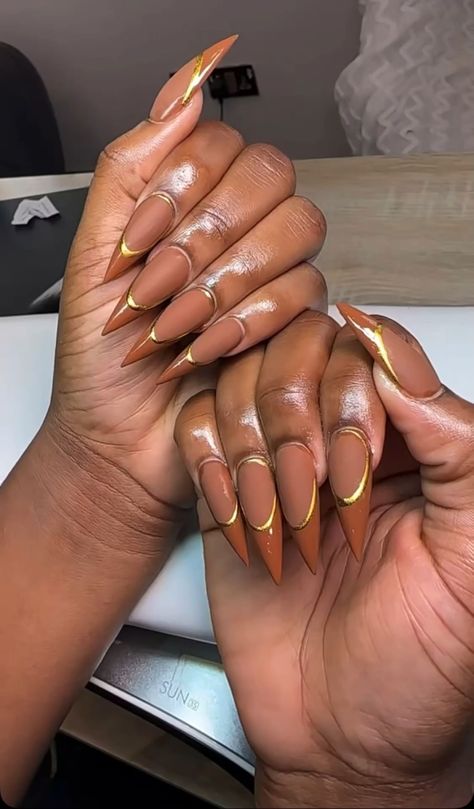 Fall Colors French Tip Nails, Stilleto Nails Fall Design, Brown Stiletto Nails Design, Stiletto Fall Nails, Brown Stiletto Nails, Fall Stiletto Nails Design, Bronze Nails Designs, Classy Stiletto Nails, Brown And Gold Nails